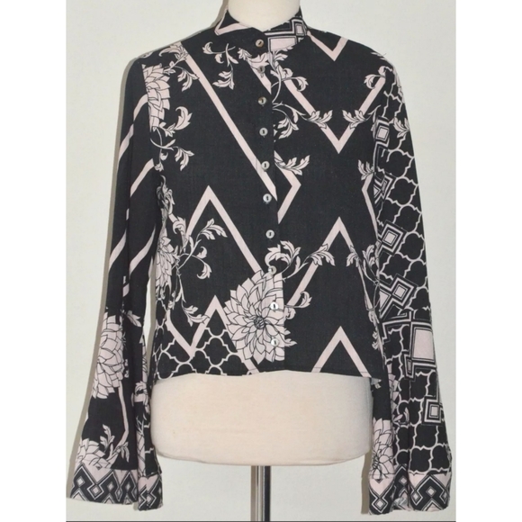 Lenni The Label Tops - ✨HOST PICK✨
LENNI THE LABEL FLARE SLEEVE TOP